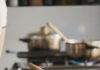 Deixe a graça começar em você a pan on a stove