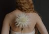 Graça foi atrás de Jacó Woman with white flower on her back