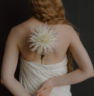 Graça foi atrás de Jacó Woman with white flower on her back
