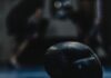 Deus está usando suas lutas pair of black boxing gloves