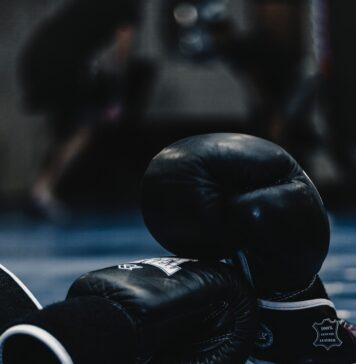 Deus está usando suas lutas pair of black boxing gloves