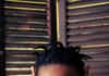 Cristo se levanta por nós a woman with dreadlocks covering her ears