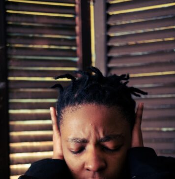 Cristo se levanta por nós a woman with dreadlocks covering her ears