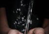 Venha e beba pouring water on person's hands