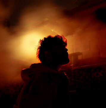Jesus leva a sério nossos medos Man silhouetted against a bright orange light