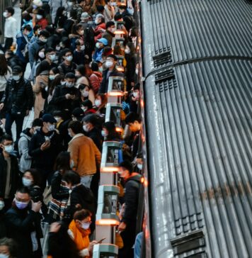 Basta desse frenesi! a crowd of people standing next to a train