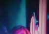 Resgate de muitos woman standing beside neon light