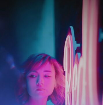 Resgate de muitos woman standing beside neon light