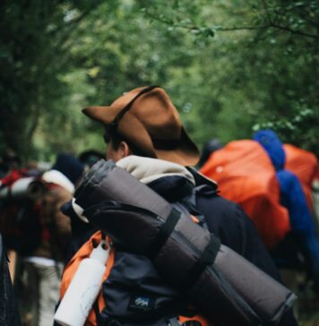 Salvação não é conquistada man carrying black sleeping bag and backpack