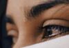 A perspectiva de Cristo shallow focus of a woman's sad eyes