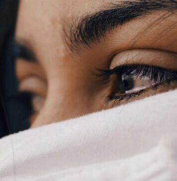 A perspectiva de Cristo shallow focus of a woman's sad eyes