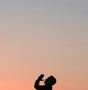 Suas orações são ouvidas silhouette of man during golden hour