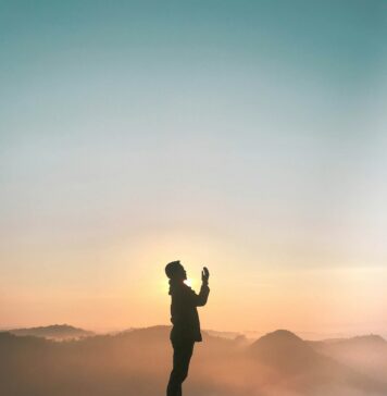 O valor da confissão silhouette of praying man